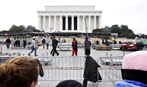 DAGEN DERP�: Her rigges scena foran Lincoln Memorial ned. Foto: SVEINUNG U. YSTAD