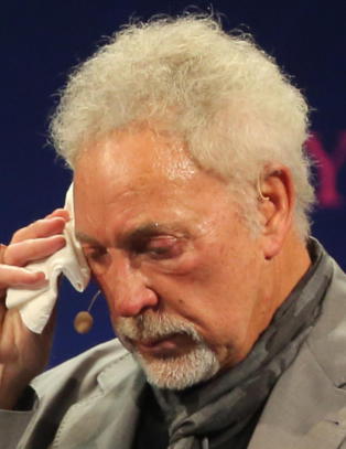 Tom Jones brøt sammen under første offentlige opptreden etter konas død