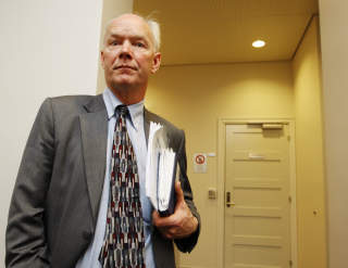 RIVER NED SYNET P� RETT OG GALT:: Stortingsrepresentant  Per Olaf Lundteigen (Sp) kritiserer Hanssen i kraftige ordlag.
Foto: Erlend Aas / SCANPIX
