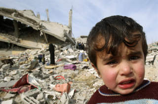 MASSIVE �DELEGGELSER: En liten palestinsk gutt st�r utenfor familiens hus i Jabalya. Som s� mange andre familier har de n� ingenting igjen. Foto: Scanpix/Reuters
