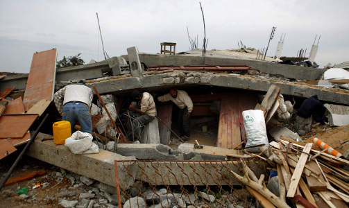 REDDER UT EIENDELER: Innbygger Jabalya tar seg inn i sine raserte hus for � redde ut de eiendelene som er igjen. Foto: Scanpix/Reuters