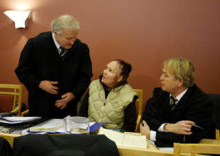 TILTALT: Forsvarer Tor Kj�rvik (fra venstre.), drapstiltalte Berit Thorstensen og forsvarer Petter S�rensen i Gj�vik tingrett mandag. Gj�vik tingrett er for anledningen flyttet til S�r-Gudbrandsdal tingretts lokaler p� Lillehammer.
Foto: Erlend Aas / SCANPIX