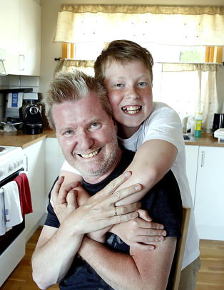 Da Arild fikk hjerneslag var det sønnen på åtte som reddet ham: - Emil er helten min