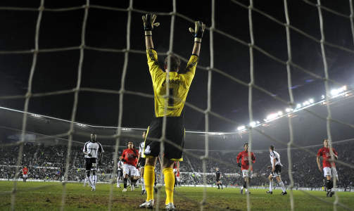 SJOKKERTE UNITED: Derby kjempet Manchester United fullstendig ut av stilen i det f�rste oppgj�ret, og vant fortjent 1-0. I kveld venter returoppgj�ret p� Old Trafford: Foto: AFP/ANDREW YATES.
