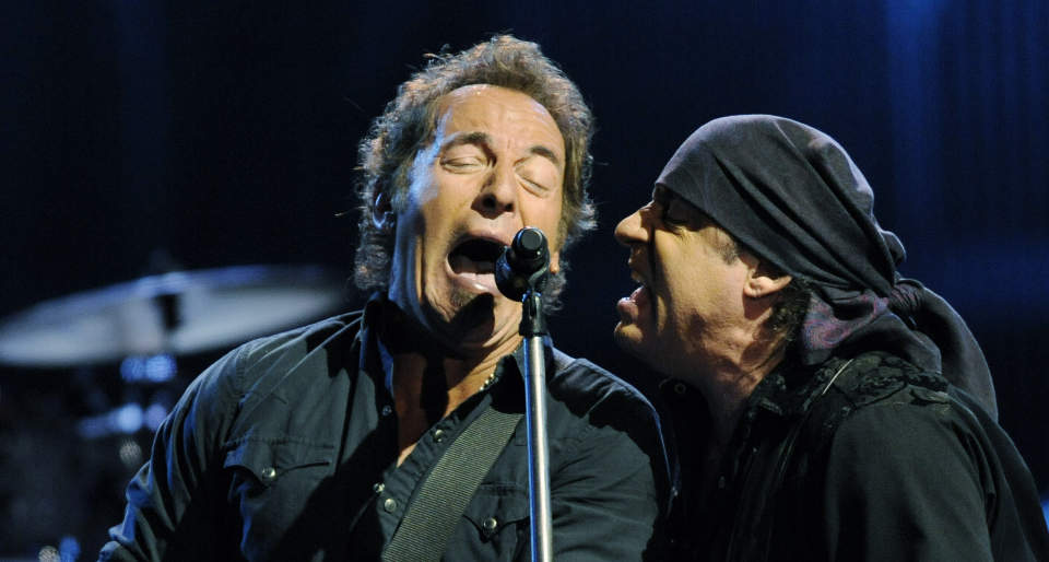 Bruce Springsteen & The E Street Band kommer til Bergen 9. og 10. juni neste �r. Her er Springsteen sammen med Little Steven fra The E Street Band. Arkivfoto: SCANPIX/AP/Bill Kostroun