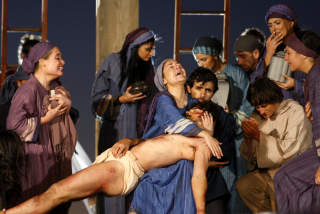 GJ�R KLART FOR JESU TILBAKEKOMST: Bildet viser skuespillere som iscenesatte Jesu korsfestelse i Sydney i fjor. Foto: REUTERS/Mick Tsikas