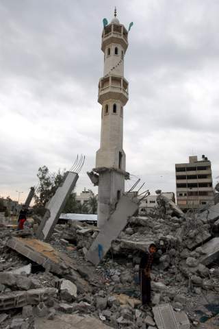 FREDSAVTALE I GAZA-KRIGEN D�RLIG NYTT: Empati med palestinske lidelser er ikke utbredt i dispensjonalistiske milj�er. Bibelens ord m� f�lges, og der st�r det ingenting om en tostatsl�sning. Bildet viser en liten gutt foran en �delagt moske i Gaza. Foto: REUTERS/Patrick Baz/SCANPIX