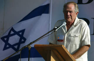 TV-PASTOR: Den amerikanske TV-pastoren Pat Robertson holdt i 2004 en tale arrangert av International Christian Embassy i Jerusalem. Her sa han tidligere statsminister Ariel Sharons hjerneslag var Guds straff for at han hadde gitt bort land. Foto: AP/Brennan Linsley