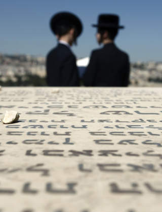 ST�TTES AV EN LITEN GRUPPE J�DER: Det finnes noen titalls tusen som regnes som ytterligg�ende. De mener akkurat som de bibeltro kristne at vi lever i frelsens tidsalder. De tar sionismen, opprettelsen av staten Israel og utvidelsen i 1967 som tegn p� det. For at frelsen skal fullbyrdes tror de at de m� fortsette � leve i disse omr�dene, siden de er utvalgt til det. Foto: SCANPIX