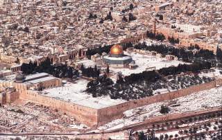 KLIPPEMOSKEEN LIGGER HER I DAG: Den viktige, muslimske helligdommen m� alts� fjernes f�r Jesus tilbakekomst.  I 2006 meldte evangelikalske medier at det var fremmet et forslag fra et av de ekstrem-religi�se partiene i Knesset om �
starte gjenoppbyggingen. Foto: AP/Yossi Aloni