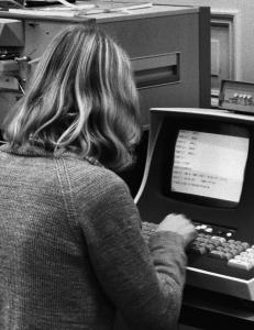 To brev fra Høyre til velgerne i 1981, ga partiet to millioner kroner i inntekter