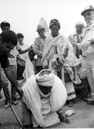 ISRAEL OPPRETTET I 1948: Denne etiopiske j�den kysset bakken da han ankom Ben Gurion-flyplassen i sitt nye hjemland. De 2000 �rene som har g�tt uten at Jesus har kommet tilbake skyldes if�lge dispensjonalistene at det ikke har v�rt noe Israel. Foto: AP/Max Nash