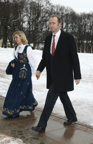 - BARN TIL KIRKEN: 
Statsr�d Trond Giske var mest opptatt av den kristelige p� vei  til  Emma Tallulah Behns d�p i Slottskapellet i ettermiddag.
Foto: H�kon Mosvold Larsen  / SCANPIX