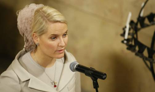 LESTE: Kronprinsesse Mette-Marit sto for skriftlesingen under d�pen av Emma Tallulah Behn i Slottskapellet i Oslo tirsdag ettermiddag.
Foto: H�kon Mosvold Larsen / SCANPIX POOL