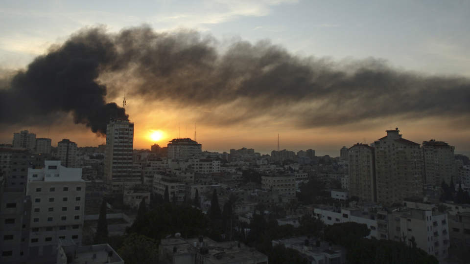 SANNHET: En israelsk soldat skuer mot Gaza. Forfatteren Morten Str�ksnes hevdet i forrige uke at
Herman Willis ikke er ute etter � fortelle sannheten, men at han bare vil si det motsatte av Israels
kritikere. I denne artikkelen svarer Willis p� innvendingene. Her ryker det fra bygninger p� Gazastripen etter angrep 15. januar.
REUTERS/Suhaib Salem (GAZA)