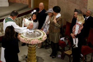 BESTEMOR: Marianne Solberg Behn bar barnebarnet til d�pefonten.
Foto: H�kon Mosvold Larsen / SCANPIX POOL