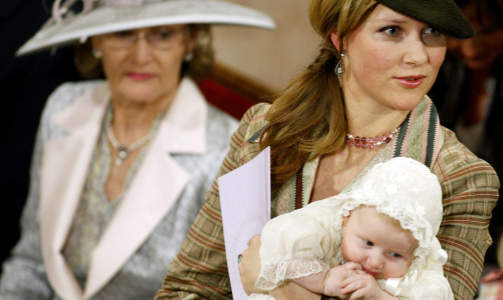 HATTEFINE: Dronning Sonja og M�rtha hadde pyntet seg for den kongelige d�pen. AFP PhOTO / Hakon Mosvolfd Larsen / Scanpix Norway / POOL