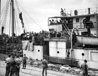OM BORD P� THEODOR HERZL: Denne b�ten med j�diske immigranter ankom Haifa i 1947. Fortsatt i dag st�tter kristenkonservative j�disk innvandring til Israel. Med opprettelsen av landet fikk de bokstavtro et kraftig argument for � f� folk til � omvende seg. Tiden var knapp, man m�tte bli frelst f�r dommedag. Foto: AP