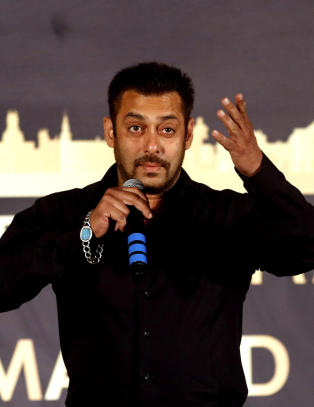 Raser mot Bollywood-stjernas voldtektskommentar. Nå har han én uke på å si unnskyld