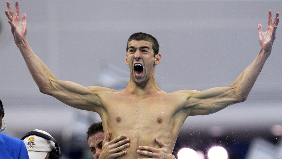 ET SV�MMEFENOMEN: Men n� m� Michael Phelps forsvare seg mot et bilde trykket i en engelsk tabloidavis, der han holder en hasjpipe opp til munnen.  REUTERS/David Gray