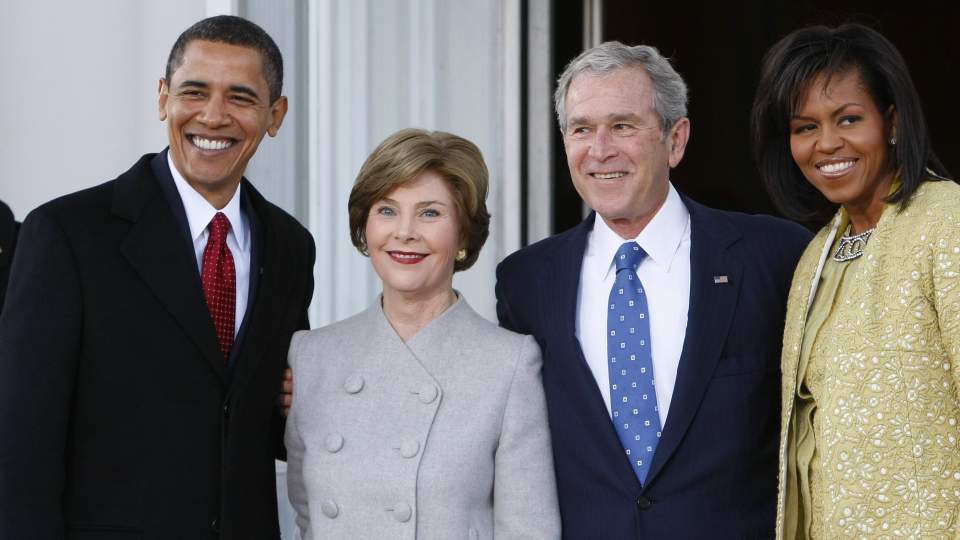 DRAKK KAFFE: Etter � ha deltatt i en ptrivat seremoni i dag, m�tte Barac Obama George Bush og hans kone Laura i det Hvite Hus. Foto: AP Photo/Pablo Martinez Monsivais