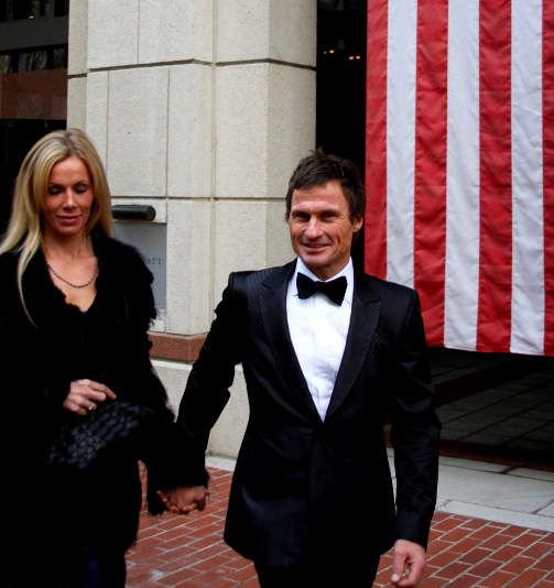 VAR N�RMERE ENN SATELITTEN: Petter Stordalen og forloveden Gunhild Melhus. Foto: Andreas Bondevik/SCANPIX