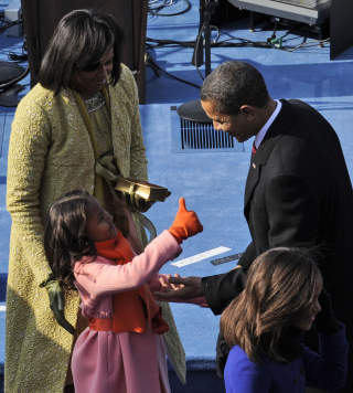 TOMMELEN OPP:  Ingen tvil om hva Sasha Obama synes om pappaen sin. Her f�r Obama tommelen opp etter talen. Foto: AP Photo/Susan Walsh/Scanpix