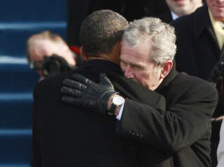 F�R EN KLEM:  Bush �nsket Obama lykke til med en sikkelig klem. Foto: REUTERS/Jason Reed/Scanpix