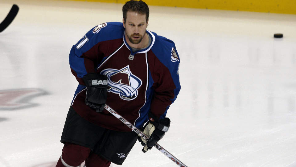 HJEM: Peter Forsberg fortalte i dag at han ikke kommer til � spille mer i NHL denne sesongen. Om han skal spille, blir det for moderklubben Modo, der Mats Zuccarello Aasen og Per-�ge Skr�der spiller. Foto: David Zalubowski, AP/Scanpix