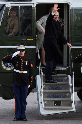UT P� SISTE REISE: Marine One er sj�forsvarets kallenavn p� helikopteret n�r presidenten er om bord. Men, da Bush vinket farvel til sine politiske kolleger og andre p� Capitol Hill i kveld, var kallenavnet p� helikopteret endret til Executive One.. Foto: JOHN MOORE/GETTY IMAGES/AFP/SCANPIX