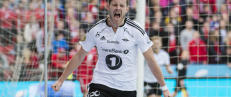 - Hopper rundt og skriker når Island scorer