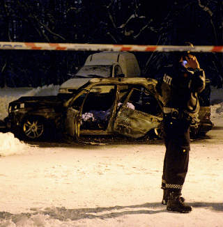 VILLE SLETTE SPOR: Drapsmannen satte fyr p� denne Mercedesen etter at han skal ha skutt Javed i hodet fra baksetet p� parkeringsplassen i Haugerudveien.