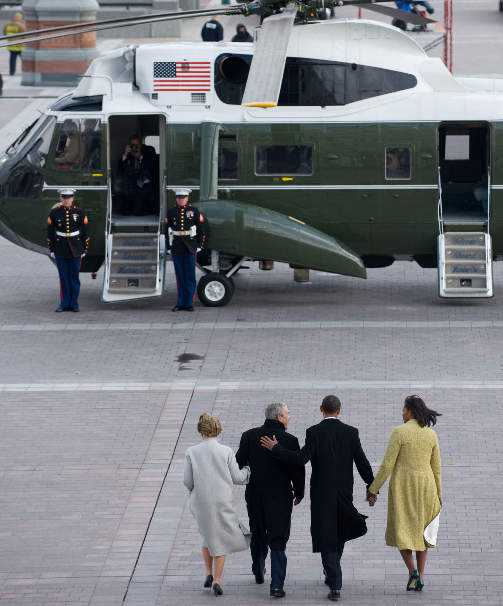 HJEM TIL TEXAS: Barack Obama klapper sin forgjenger p� ryggen f�r Bush og kona letter fra Washington D. C. Foto: SAUL LOEB/AFP/SCANPIX