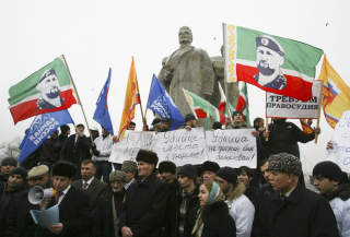 DEMONSTRASJONER:  Flere hundre mennesker demonstrerte i dag i protest mot de brutale drapene. Foto: REUTERS/Said Tsarnayev/Scanpix