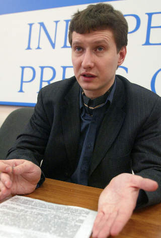  DREPT:  Bildet viser den russiske menneskerettighetsadvokaten Stanislav Markelov p� en pressekonferanse i Moskva. Kort tid etter at bildet ble tatt ble advokaten skutt.