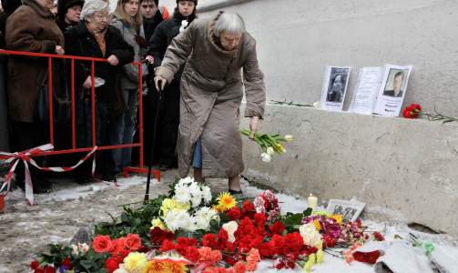 BLOMSTER:  De to brutale drapene vekker sterk avsky i Russland. Flere hundre mennesker har i dag lagt ned blomster p� stedet der de ble drept. Det meldes n� ogs� om demonstrasjoner. Foto: AP Photo/Alexander Zemlianichenko/Scanpix