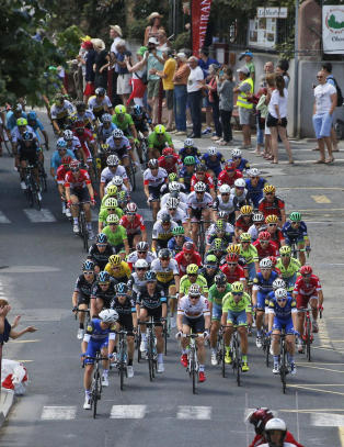 Skogbrann herjer like ved Tour de France-feltet