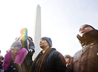 TRE GENERASJONER: Alenemoren Tasha Burke (40), med s�nnen Jacques p� 13 og Bryant 17, og med lille Panyell (6) p� skuldrene. - Moren min var her under Martin Luther King jr-marsjen i 1963. N� er vi her for � oppleve det samme, sier Tasha. Foto: SVEINUNG U. YSTAD