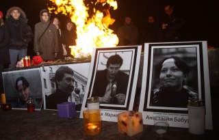 DEMONSTRASJONER:  Flere hundre mennesker har i kveld demonstrert i protest  mot drapet en menneserettighetsadvokat og en journalist. Foto: AFP PHOTO / ELENA PALM