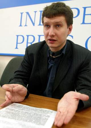DREPT:  Bildet viser den russiske menneskerettighetsadvokaten Stanislav Markelov p� en pressekonferanse i Moskva. Kort tid etter at bildet ble tatt ble advokaten skutt. Foto: AFP PHOTO / KOMMERSANT / GRIGORY TAMBULOV