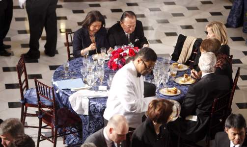  TOMME STOLER:  B�de Ted Kennedy (76) og Kongressens eldstemann Robert C. Byrd (91) m�tte forlate lunsjen med den nye presidenten Barack Obama. Senator Daniel Inouye (D) fra Hawaii lengst unna med ansiktet mot kamera. Foto: EPA/LAWRENCE JACKSON/SCANPIX.