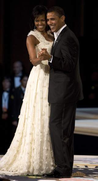  N� BEGYNNER JOBBEN:  president Barack Obama og Michelle p� ball i g�r kveld. I dag starter jobben med den �konomiske krisepakken. Foto:AP/SCANPIX/Haraz N. Ghanbari.