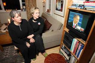 FOR OBAMA: I to �r har Mary Elisabeth Menth Andersen spart p� champagnen som hunn her deler med sin venninne Adele Hagen - ogs� hun fra USA. Foto: PER FL�THE
