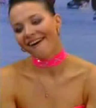 FLAU: Ekaterina Rubleva rister brydd p� hodet mens hun - og alle andre i hallen - ser puppen hoppe ut av kjolen i slow motion.Foto: YouTube