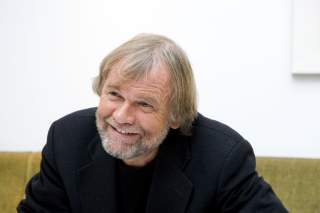FIKK MYE KRITIKK: I 2006 skrev forfatteren Jostein Gaarder en kronikk som blant annet sa: Vi tror ikke p� forestillingen om Guds utvalgte folk. Vi ler av dette folkets griller og gr�ter over dets misgjerninger.  Vi tror ikke p� guddommelige l�fter som begrunnelse for okkupasjon og apartheid. Vi har lagt middelalderen bak oss. Foto: Berit Roald / SCANPIX