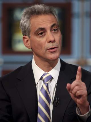 HOVEDPERSONEN SELV: Rahm Emanuels j�diske far innvandret til USA, og s�nnen hadde dobbelt statsborgerskap fram til han ble 18 �r. Han valgte da amerikansk statsborgerskap. N� er Rahm blitt Ombamas stabsjef. Emanuel jobbet ogs� under Clinton, og ble sett p� som en hard forhandler p� israelsk side. Foto: AP