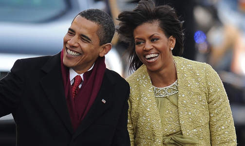 F�RSTEPARET: Barack Obama og kona Michelle spaserer langs Pennsylvania Avenue etter innsettelsen i g�r ettermiddag norsk tid. Foto: AFP/SCANPIX