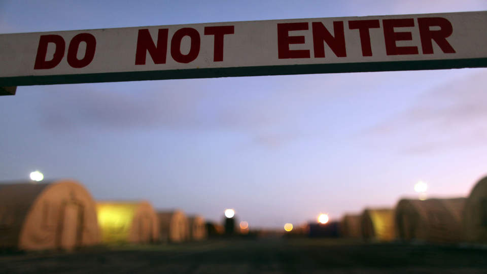 KAN BLI NEDLAGT: Den beryktede Fangeleiren Guantanamo p� Cuba er blitt et skammens symbol for USA. N� h�per Amnesty Obama vil holde ord og stenge den. Foto: SCANPIX