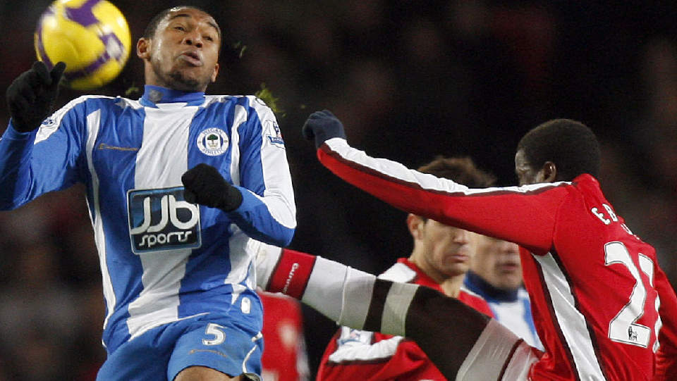 TIL SPURS: Wilson Palacios (t.v.) g�r fra Wigan til Tottenham. Her i duell med Arsenals Emmanuel Eboue. Foto: Kirsty Wigglesworth, AP/Scanpix