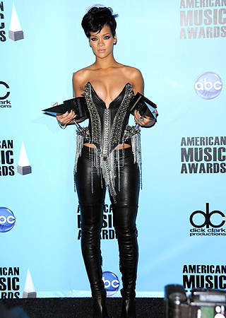 BEGRENSET BEKLEDNING: Men Rihanna er sv�rt suksessrik - noe fangsten p� American Music Awards i november i fjor ogs� indikerer. Foto: STELLA PICTURES
